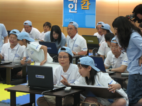 열심히 정보검색을 하고 있는 참가자들 